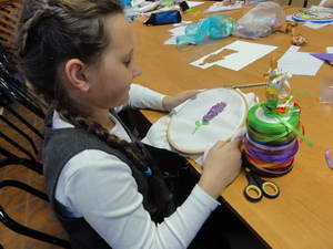 Учащиеся учебного объединения «Крымская вышивка» изучают технологии и приёмы вышивки лентами первоцветов