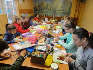 Изучение технологии вышивки цветов учащимися учебного объединения «Крымская вышивка» 22 октября 2019