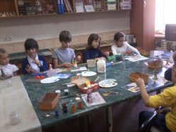 Учащиеся учебного объединения «Природа и народные ремёсла» изучили тему «Дымковская игрушка». 