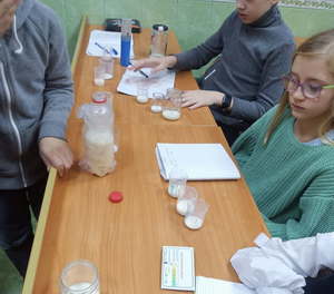 В УО «Экологическая лаборатория» 22 октября прошло практическое занятие на тему: "Исследование молока разных производителей на наличие в нем соды".