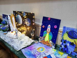 Учащиеся УО «На английском о живом» и "Экодошколята" посетили выставку посвященную  Дню Космонавтики.
