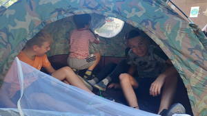 Юные краеведы учатся ставить палатку